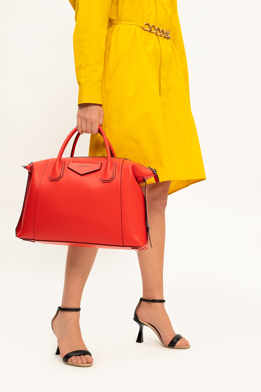 Bella Hadid attended Anna Wintour s party wearing a Givenchy